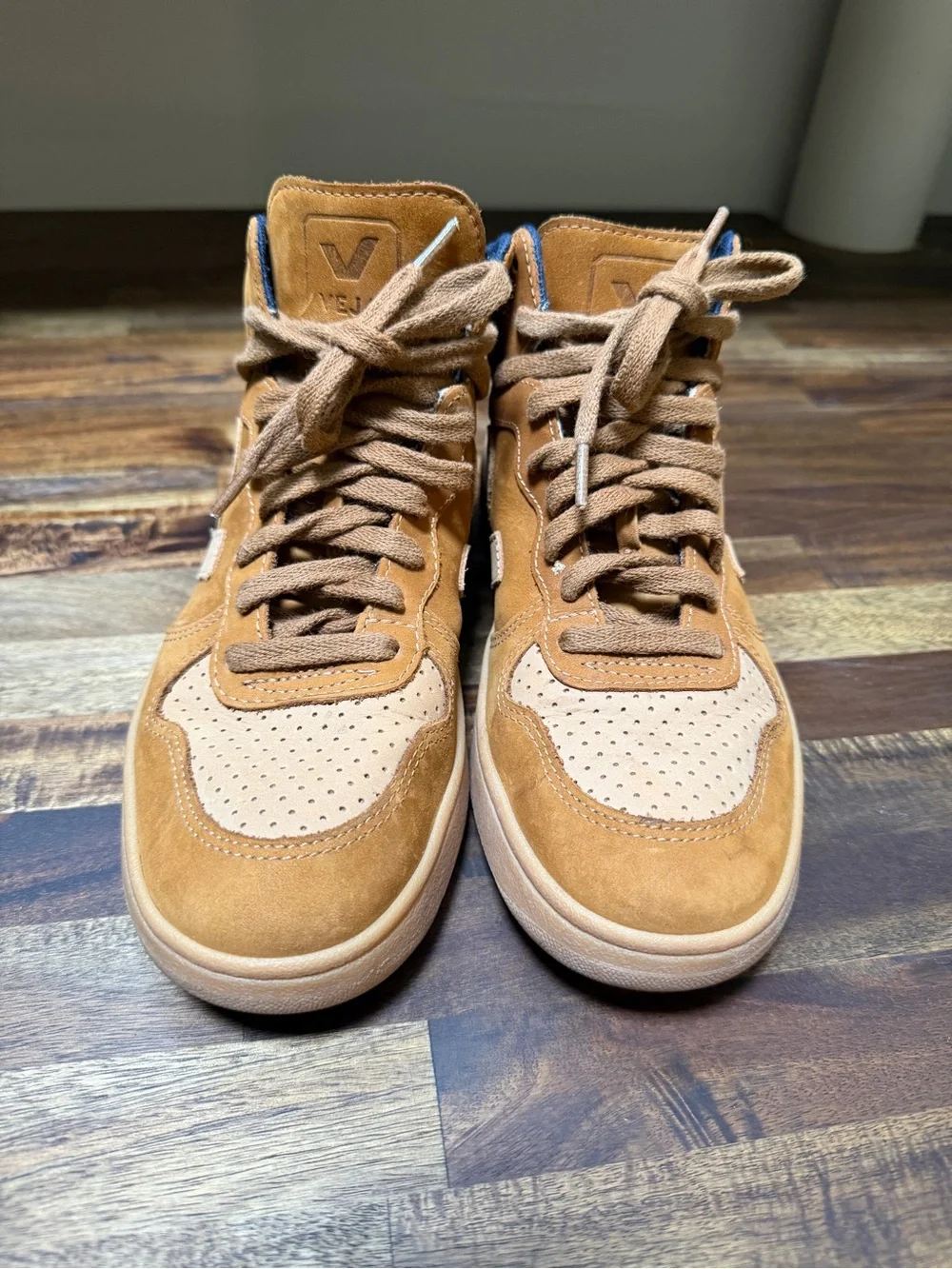 Veja suede high